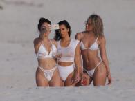 Kim Kardashian pokazała piersi w bikini 